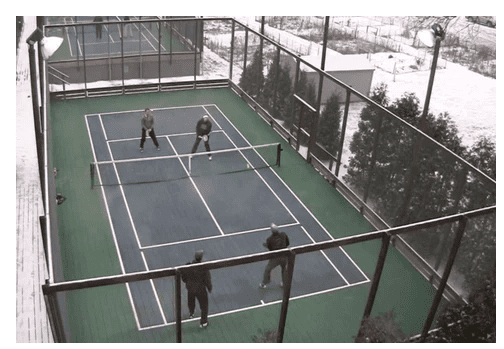 personnes jouant au padel tennis 